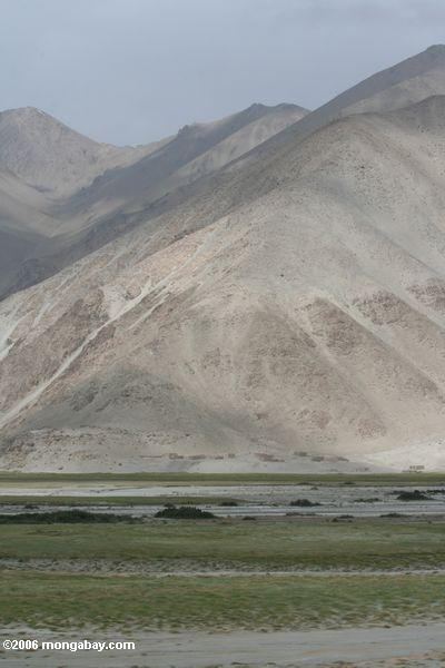 Montanhas rochosas ao longo o da estrada de Karakoram