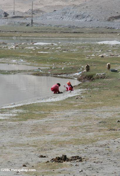 Tajik kids das Spielen auf dem Ufer von See Karakol