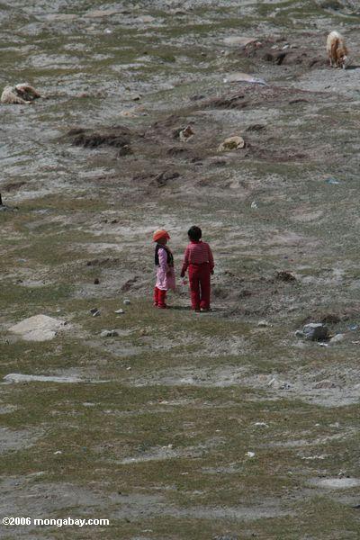 タジク語karakol湖の近くの子供たち