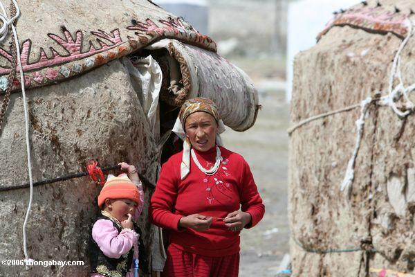 Tajik Frau mit Sohn vor ihrem yurt
