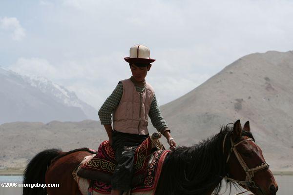 Tajik Junge an zu Pferde