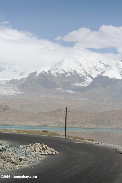 Karakoram Landstraße mit einem Türkissee im Hintergrund