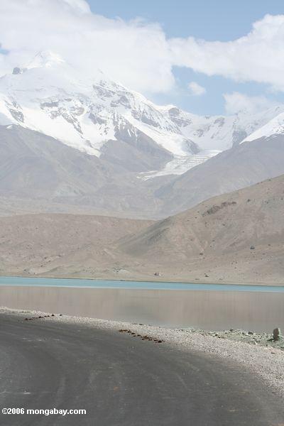 Karakoram Landstraße, die nahe einem See in Xinjiang nahe See Karakul Xinjiang