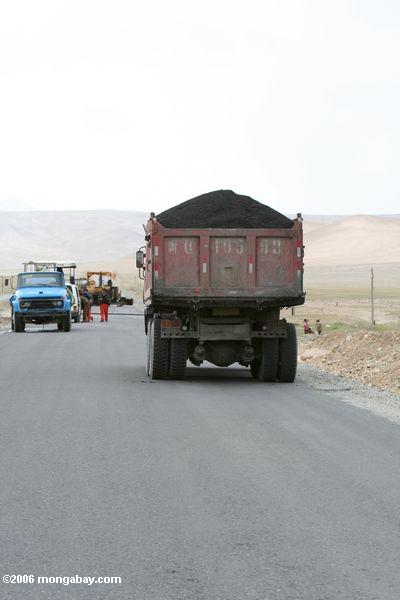 Das Transportieren der Kohle in Westchina Xinjiang