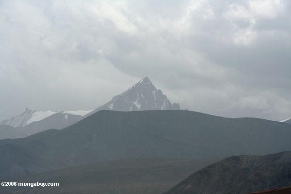 высокая горная вершина в горах Памира