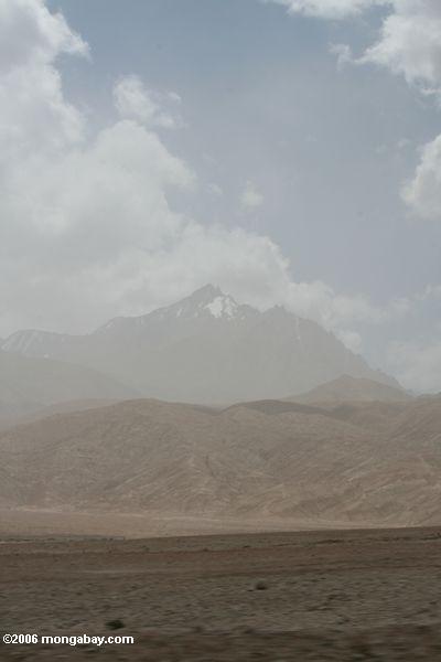 горный пик недалеко от китайско-таджикской границы региона