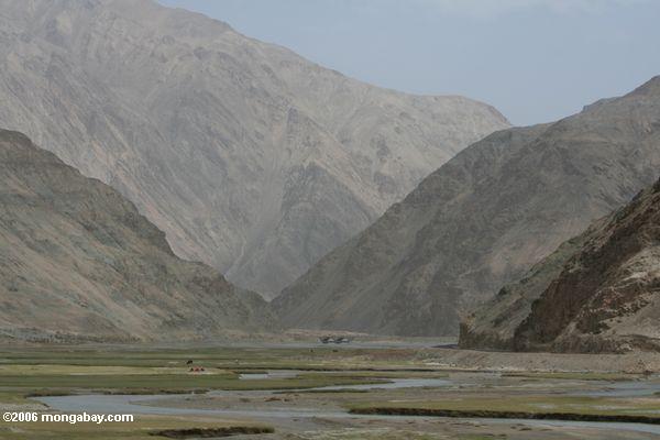 Montagnes imposantes du plateau de Pamir
