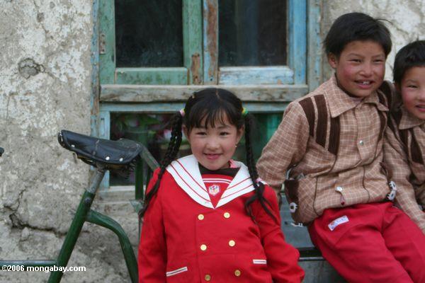 Junges Mädchen, das für Foto in Tashkurgan Xinjiang