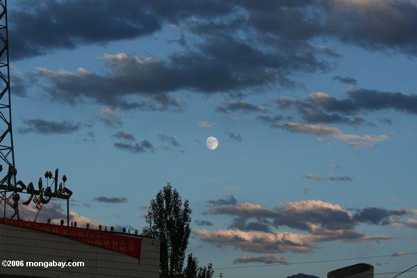 Mond am Sonnenuntergang über Tashkorgan