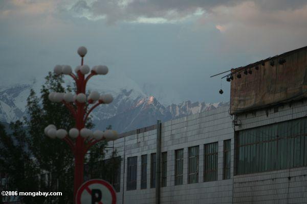Das Funkeln weg von einer schneebedeckten Spitze über Tashkurgan Xinjiang