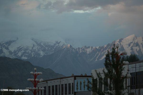 Tageslicht, das eine schneebedeckte Spitze über Tashkurgan Xinjiang