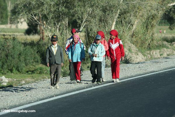 Kinder, die zur Schule in Tashkurgan Xinjiang