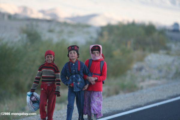 таджикских детей вдоль шоссе Каракорум