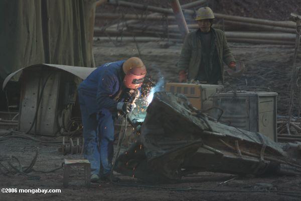 металлические работников подготовке к строительству дамбы в Китае