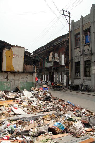 Abfall angehäuft in einem alten Abschnitt von Shanghai