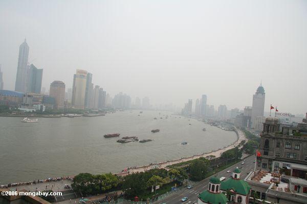 Ansicht des Bund und des Pudong auf vom Friedenshotel in Shanghai