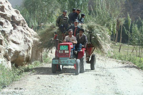Gruppe Tajik Männer, die einen Traktor Xinjiang