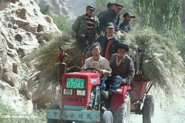 Gruppe von Tajiks einen Traktor Xinjiang