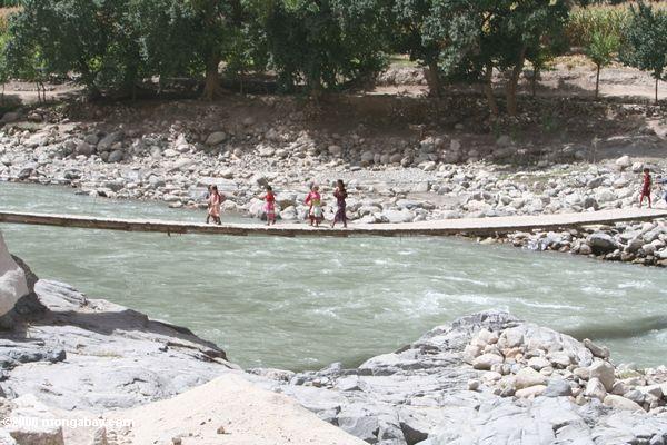 Tajik kids die Kreuzung einer Brücke