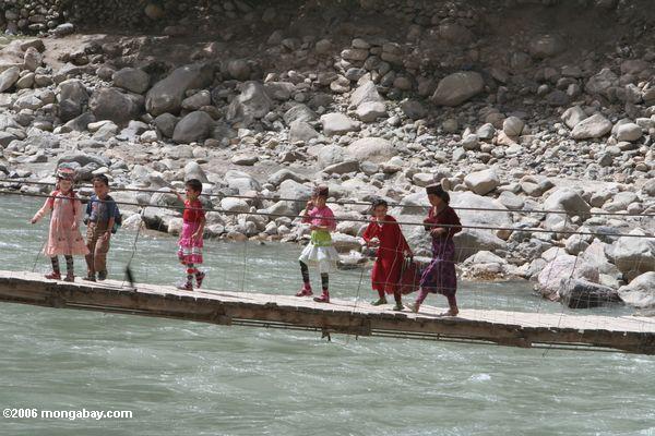 таджикской девочки пересечения моста