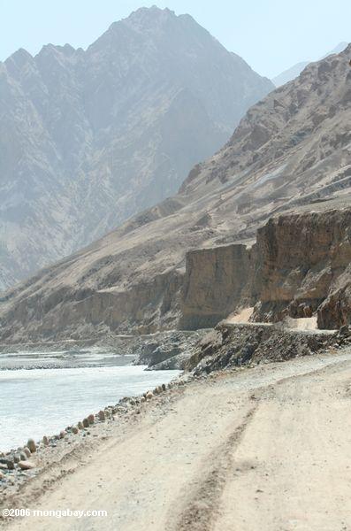 дороге, идущей под нестабильной песком скалы в Китае