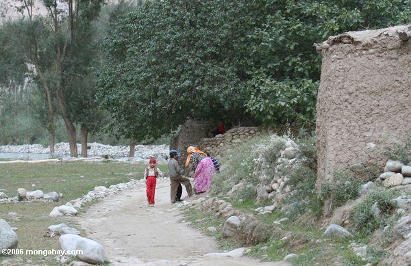 таджикских детей в сельских районах Китая