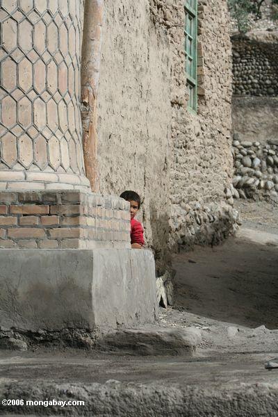 Junge, der von hinten eine Wand Xinjiang