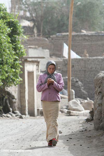 Tajik Frau, die nahe Kusrap geht