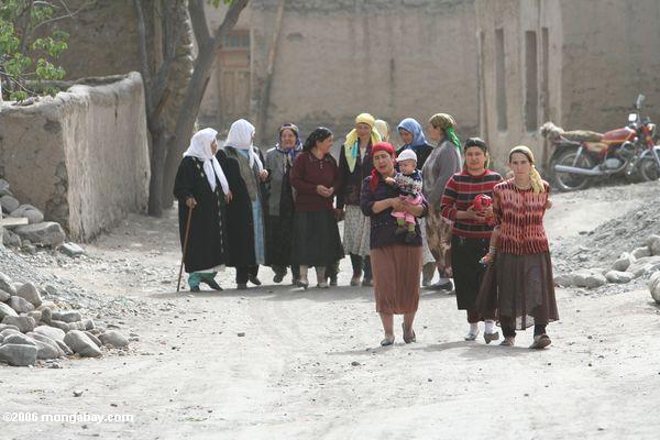 Grupo das mulheres com suas crianças em Kusrap