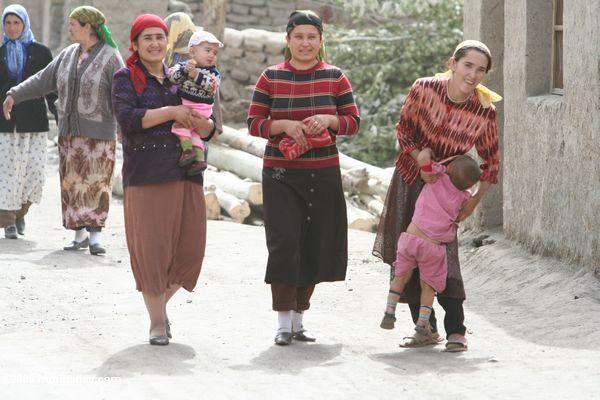 Frauen mit ihren Kindern in Kusrap