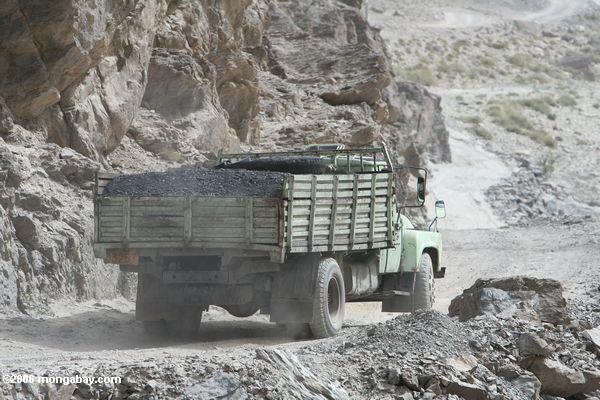 грузовых автомобилей, перевозящих уголь в западной части Китая