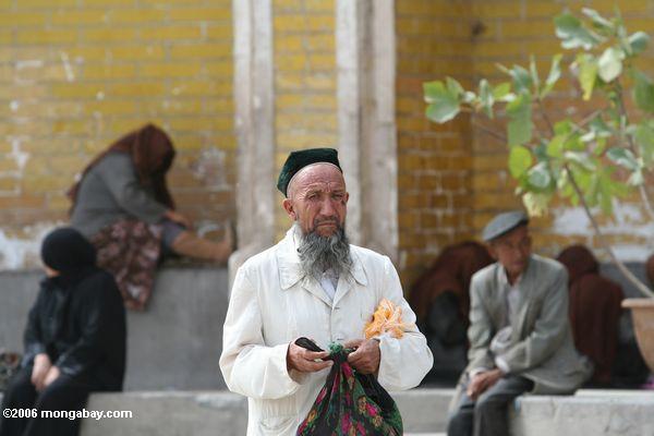 Uygur Mann an der Kennzeichnung Kah Moschee in der Kashgar Stadt