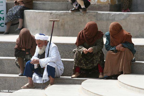 Uygur Mann und veiled Frauen an der Kennzeichnung Kah Moschee in der Kashgar Stadt