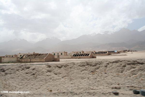 Правительство построенные деревни на песок пустыни в западной части Китая