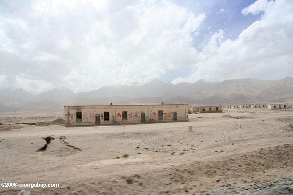 放棄された中国政府の西部の砂漠の町を建設