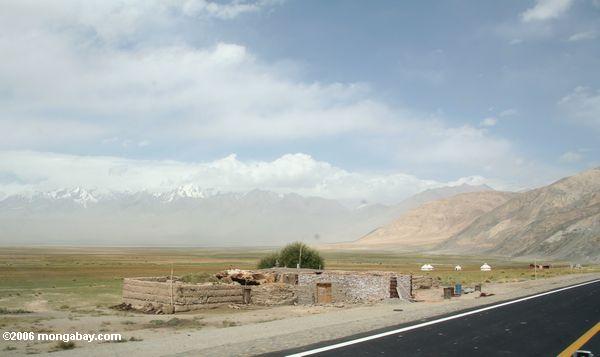 Таджикский дома вдоль шоссе в западной части Китая