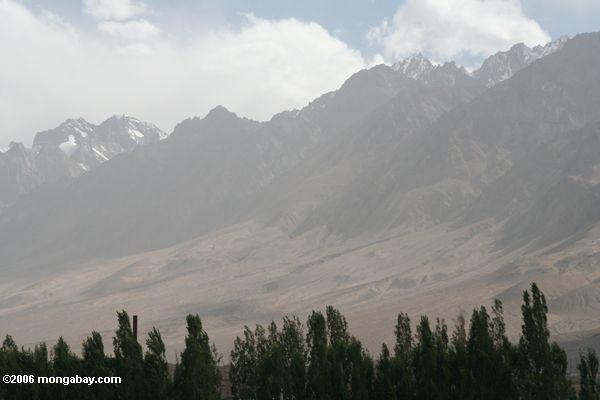 As montanhas aproximam Tashkurgan