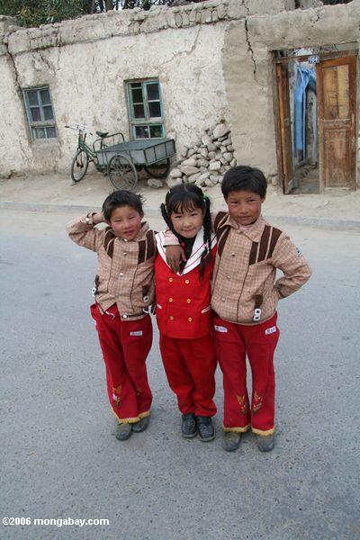 тремя детьми в tashkorgan