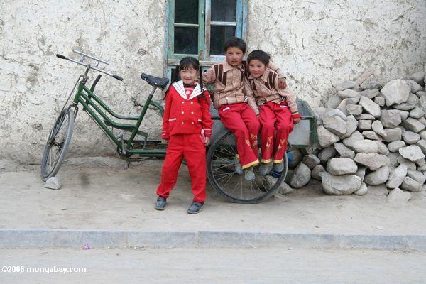 тремя детьми в tashkorgan