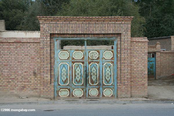 Bunte Türen in Tashkorgan