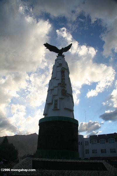 статуя орла в центре tashkurgan