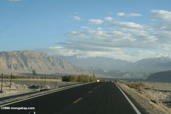 Karakoram Landstraße, die aus Tashkurgan Xinjiang