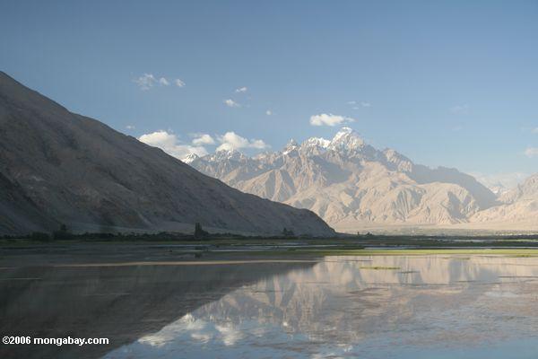 Lago na rota da estrada de Karakoram a Datong