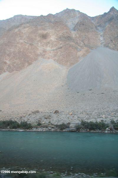 бирюзовый реки в горах kunlun