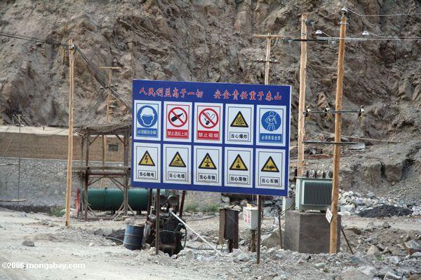 Viele Warnzeichen an einer Baustelle in China