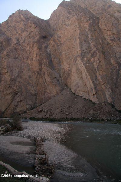 Imposing Klippen entlang einem Fluß in den Kunlun Bergen