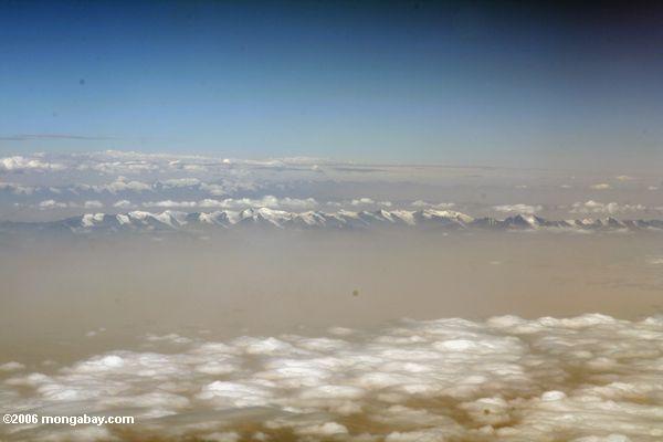 雪の飛行機ビュー中国西部の山々をかぶった