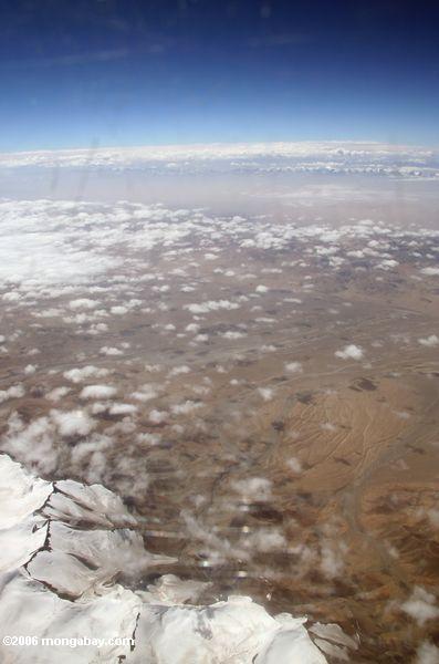 Flugzeugansicht der Schnee-mit einer Kappe bedeckten Berge in Xinjiang