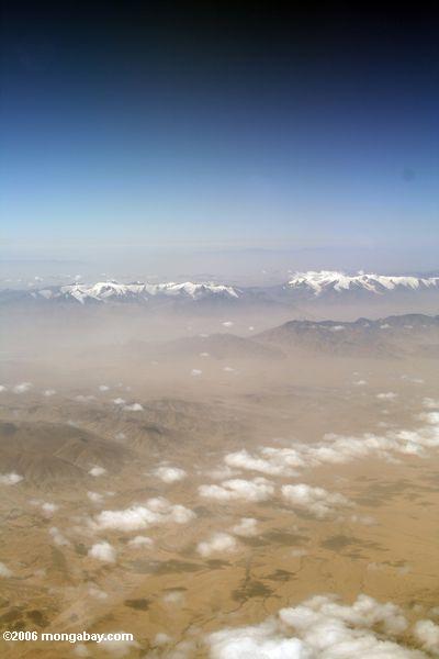 воздушные мнению заснеженные горы на западе Китая