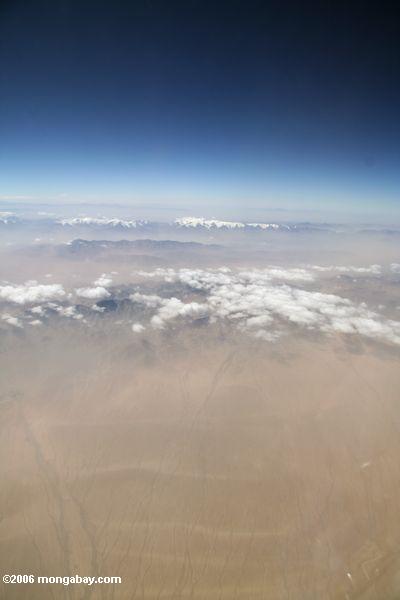 Luftaufnahme der Wüste und der Schnee-mit einer Kappe bedeckten Berge in Westchina